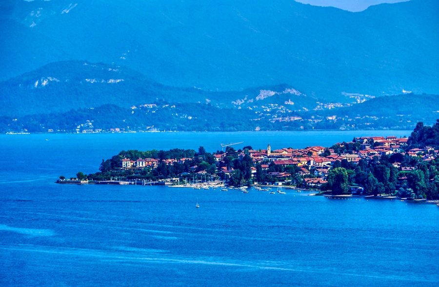 Vista sul Lago Maggiore ad Arona, Provincia di Novara, Piemonte, Italia