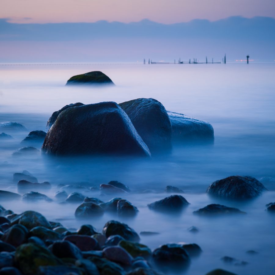Spiaggia rocciosa del Mar Baltico vicino a Katharinenhof sull’isola di Fehmarn