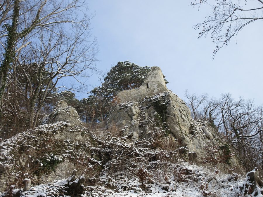 Rovina del castello Wild-Eptingen Witwald vicino a Eptingen, vista dal basso