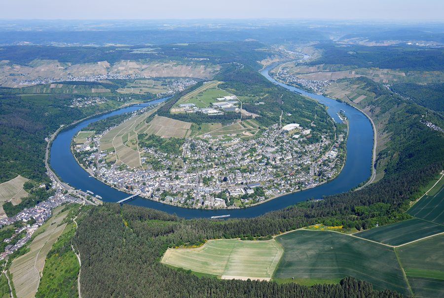 Veduta aerea della Mosella presso Traben-Trarbach con fiume, vigneti e pendii boscosi