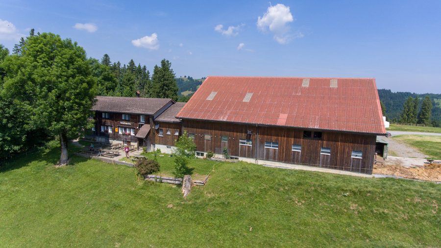 Vista aerea di Sommersberg vicino a Gais in Appenzello Esterno, con dolci colline verdi e cascinali sparsi