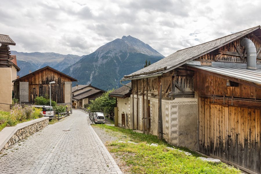 Strada nel centro di Vnà
