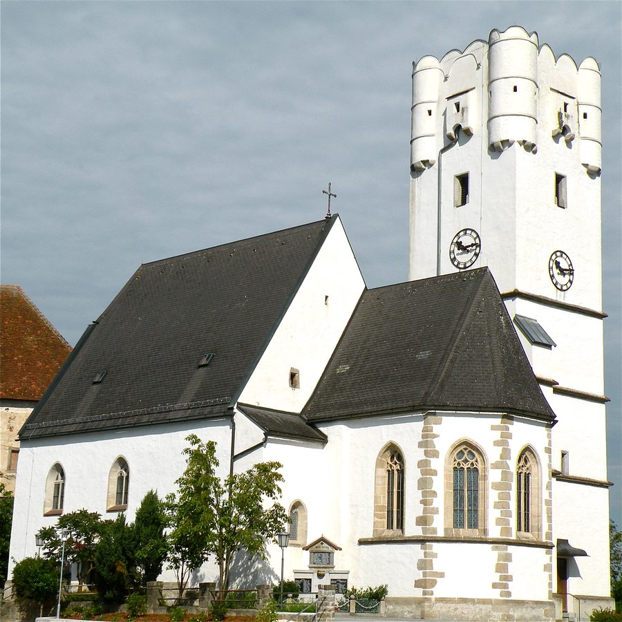 Chiesa parrocchiale di Arbing con torre fortificata medievale nel centro del paese