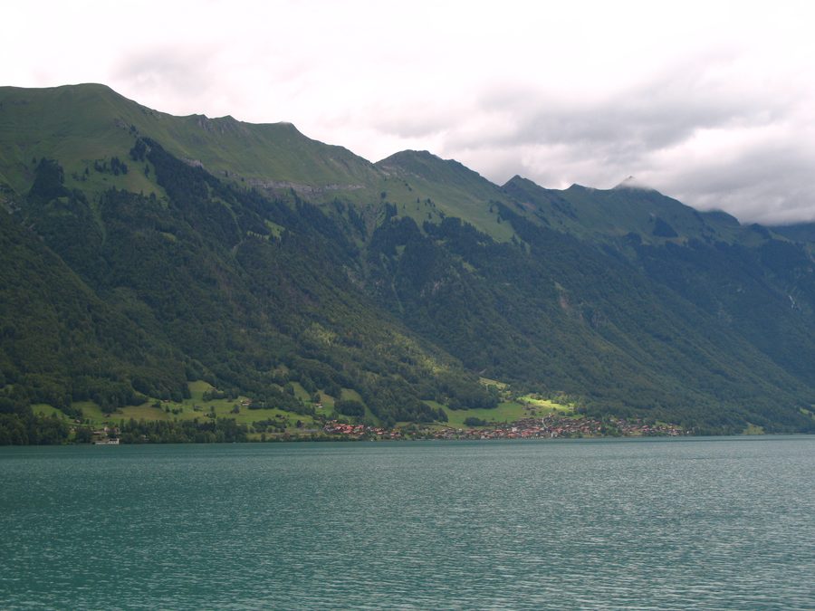 Lago di Brienz presso Oberried con paesaggio montano sullo sfondo