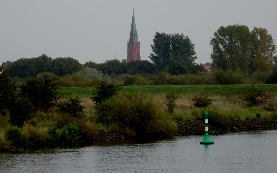 Il Weser presso Nienburg con la chiesa di San Martino sullo sfondo