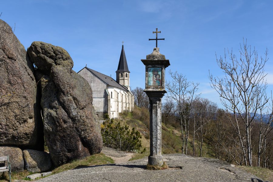 Bucklwehluck'n con edicola votiva e chiesa parrocchiale a Sankt Thomas am Blasenstein, Alta Austria