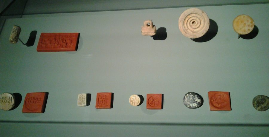 Sigillo del primo periodo di Dilmun in una mostra al Museo Nazionale del Bahrain