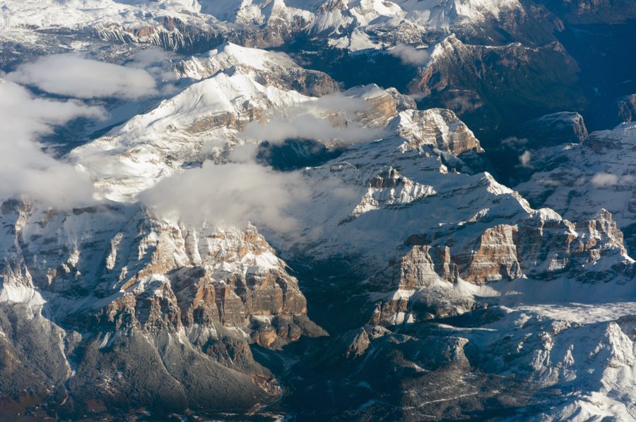 Vista aerea di Vigo di Fassa circondata dalle Dolomiti