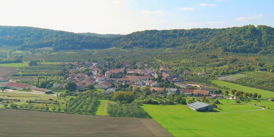 Vista del villaggio di Heudicourt-sous-les-Côtes con il rilievo visibile a destra