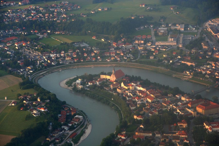 Veduta aerea di Laufen e Oberndorf presso Salisburgo sulla Salzach