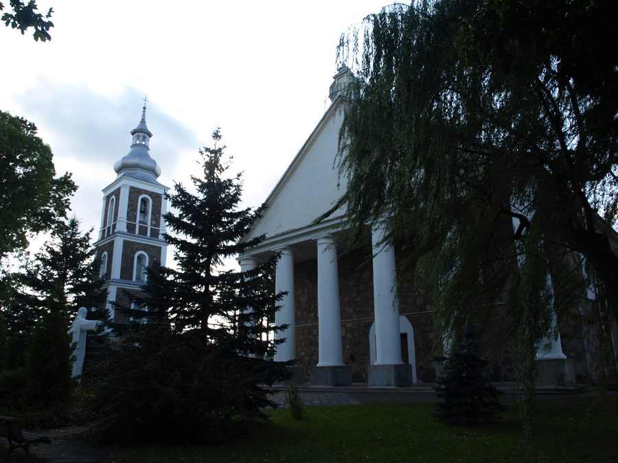 Vista esterna della chiesa di Eišiškės nel distretto di Šalčininkai, Lituania