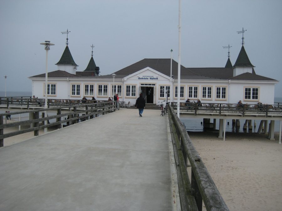 Storico molo sul mare di Ahlbeck sulla costa del Mar Baltico