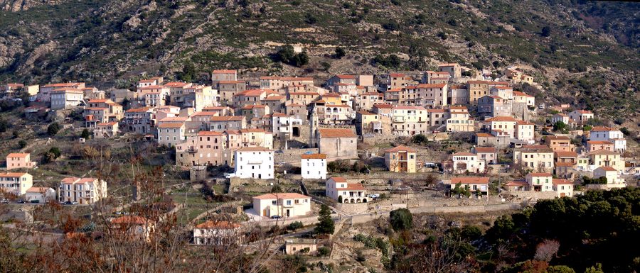 Vista panoramica del villaggio di Pietralba in Corsica