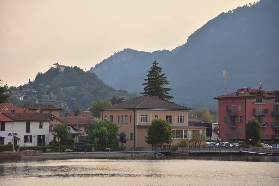 Passeggiata sul lungolago di Porto Ceresio sul Lago di Lugano con vista sulle colline circostanti