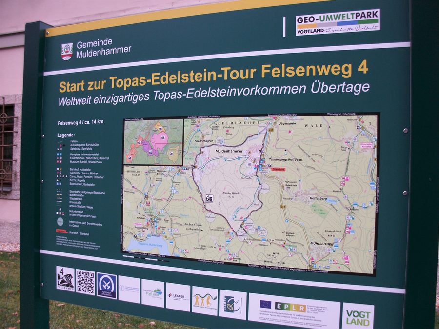 Cartello indicatore del Felsenweg 4 presso il Herrenhaus Tannenbergsthal nel Vogtland