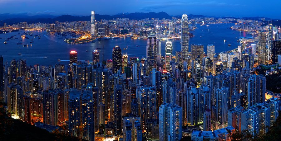 Lo skyline di Hong Kong e Victoria Harbour al crepuscolo