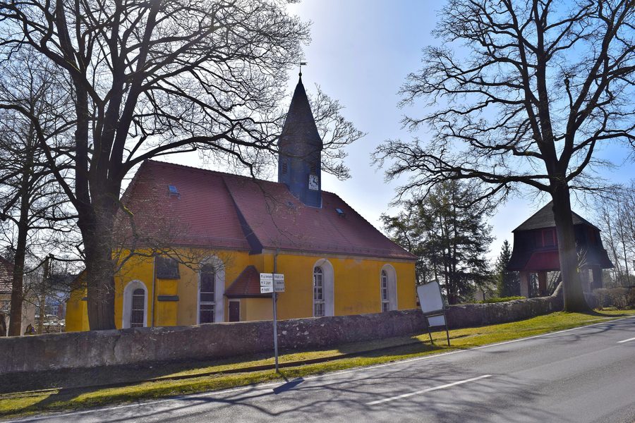 Chiesa del villaggio di Arnsdorf con muro di cinta e campanile separato