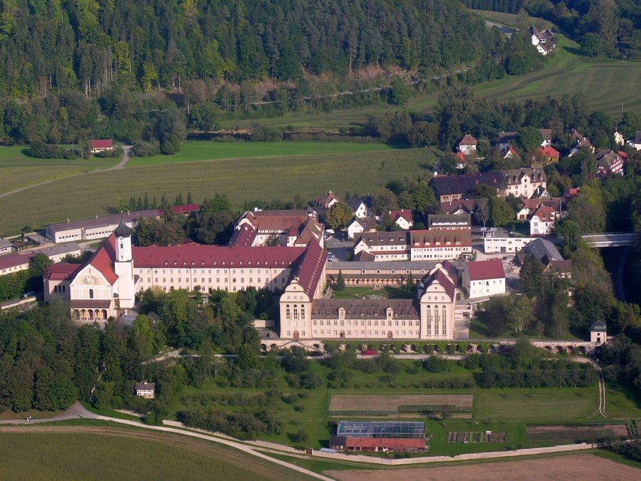 Veduta aerea dell’abbazia benedettina di Beuron nella valle del Danubio