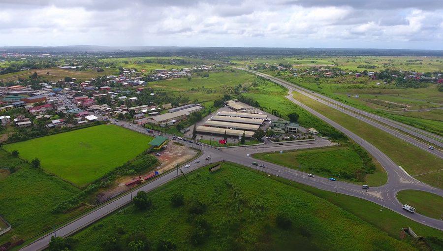 Vista aerea del Debe Market accanto all’autostrada a Debe, Trinidad.