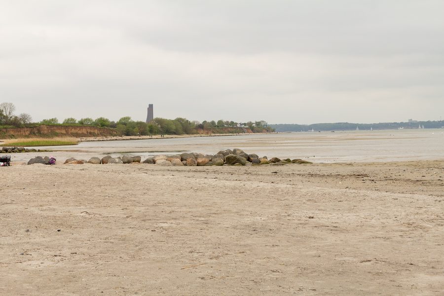 Spiaggia di Stein nella Probstei con il Marineehrenmal di Laboe sullo sfondo