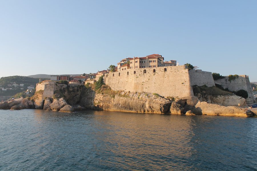 Centro storico storico di Ulcinj su una collina costiera