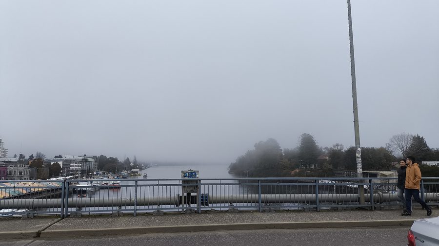 Ponte Pedro de Valdivia sul fiume a Valdivia, Cile, con nebbia sopra l’acqua