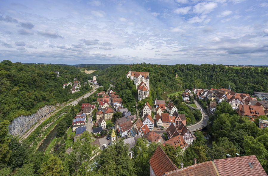 Centro storico di Haigerloch con castello e chiesa del castello in una curva dell’Eyach
