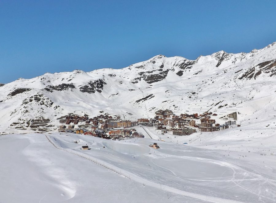 Val Thorens in inverno, un villaggio sciistico francese ad alta quota nelle Alpi
