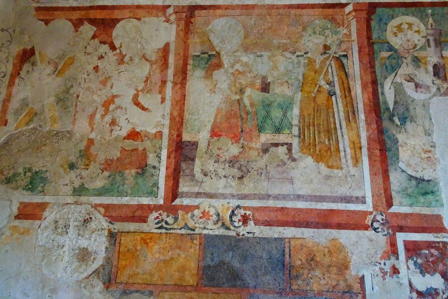 Affreschi medievali all'interno della chiesa di Obstalden