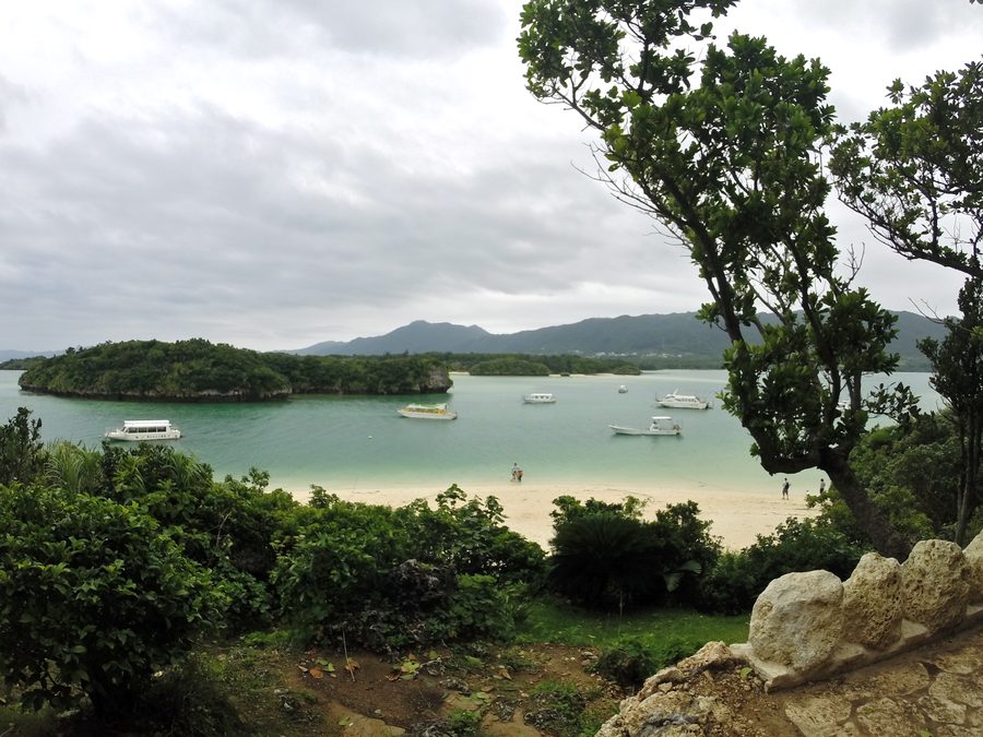 Kabira Bay a Ishigaki con una fascia costiera chiara, acqua blu e paesaggio insulare verde