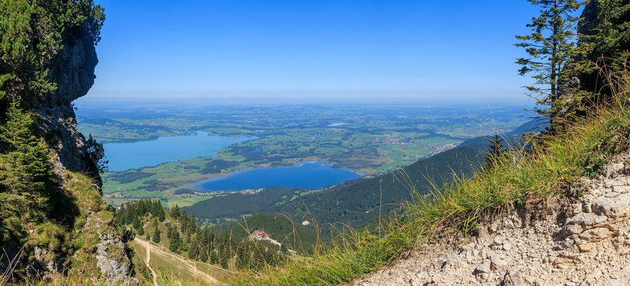 Vista dal Tegelberg sul Forggensee e sul Bannwaldsee verso il paesaggio dell'Ostallgäu