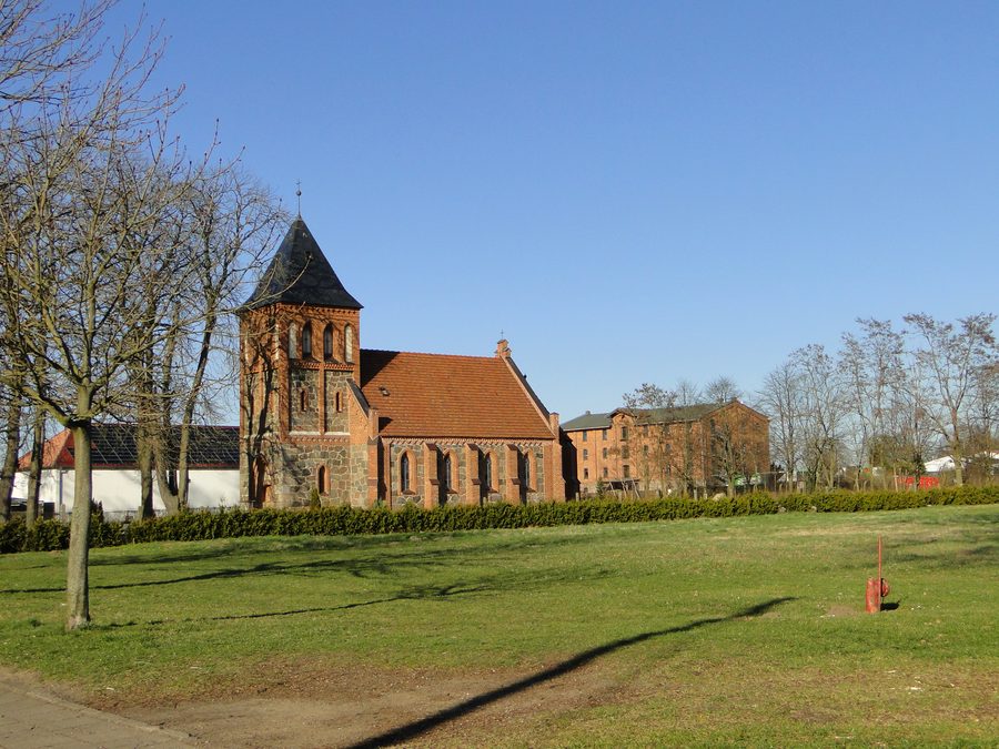 Chiesa e granaio a Severin nel circondario di Ludwigslust-Parchim, Meclemburgo-Pomerania Anteriore
