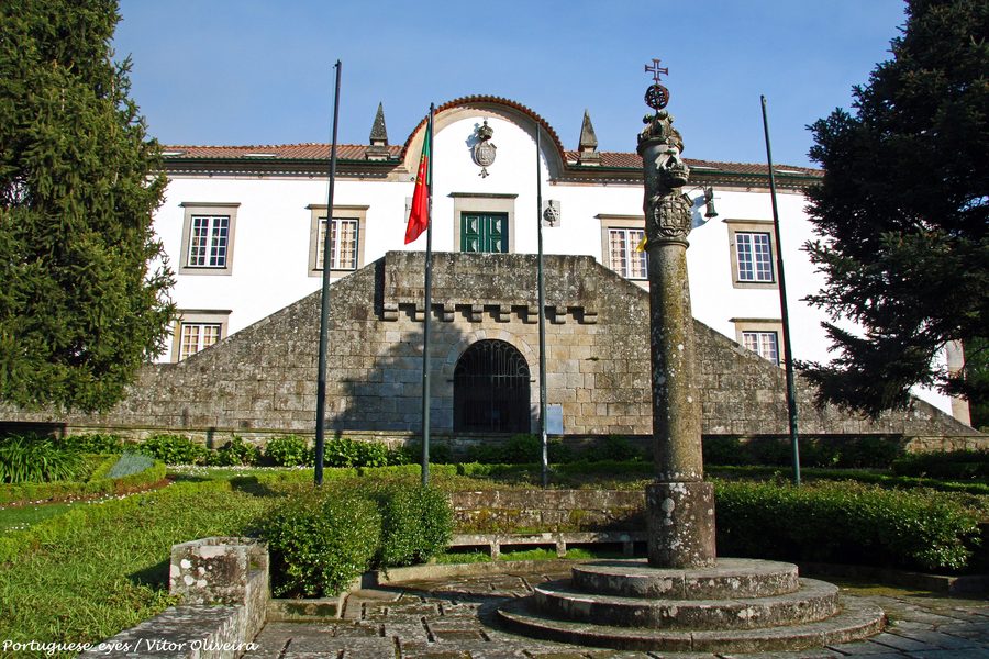 Câmara Municipal e pelourinho nel centro storico di Ponte de Lima, Portogallo