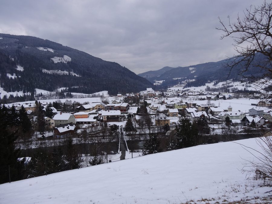 Vista di Stadl an der Mur davanti a un paesaggio montano