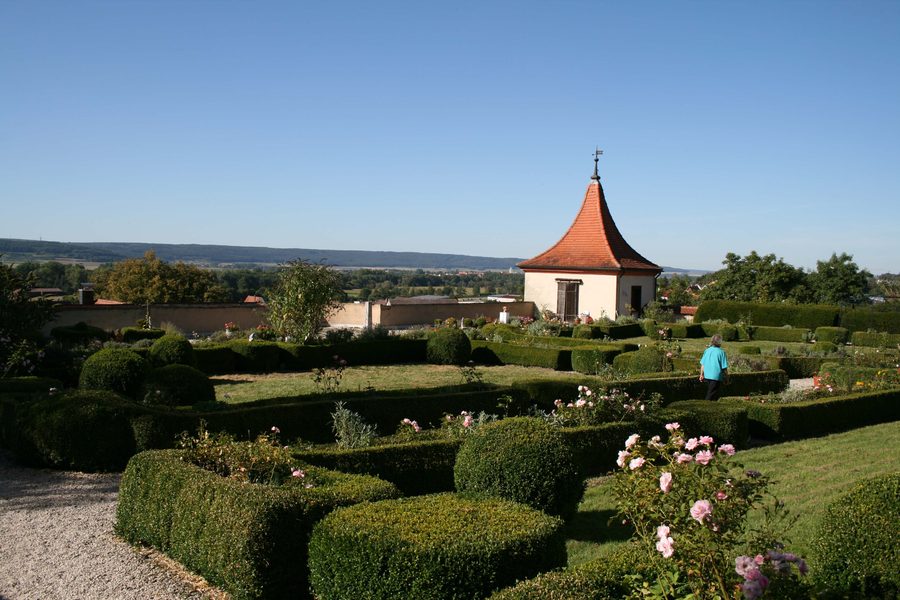 Storico giardino pensile del castello di Neufra con torre del giardino