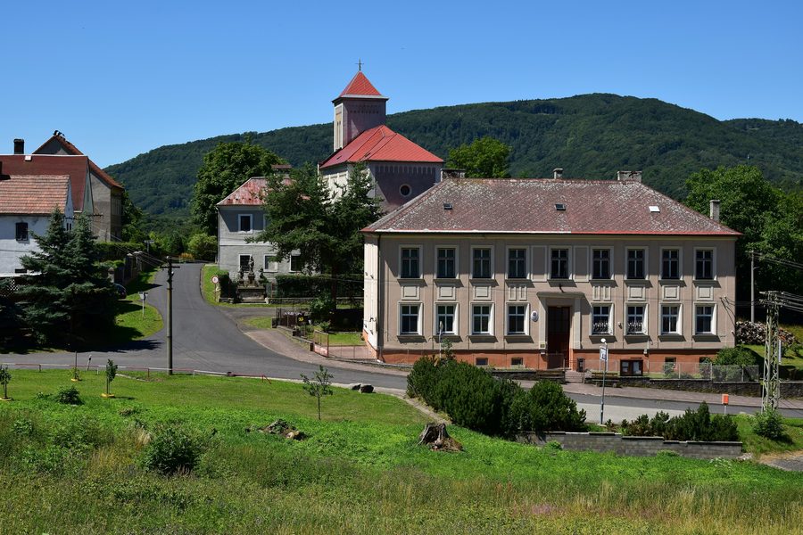 Municipio e chiesa di Okounov