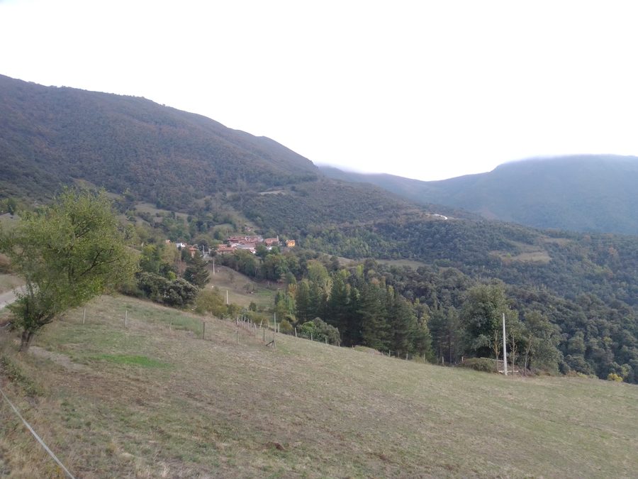 Vista di Tudes dal sentiero per Porcieda