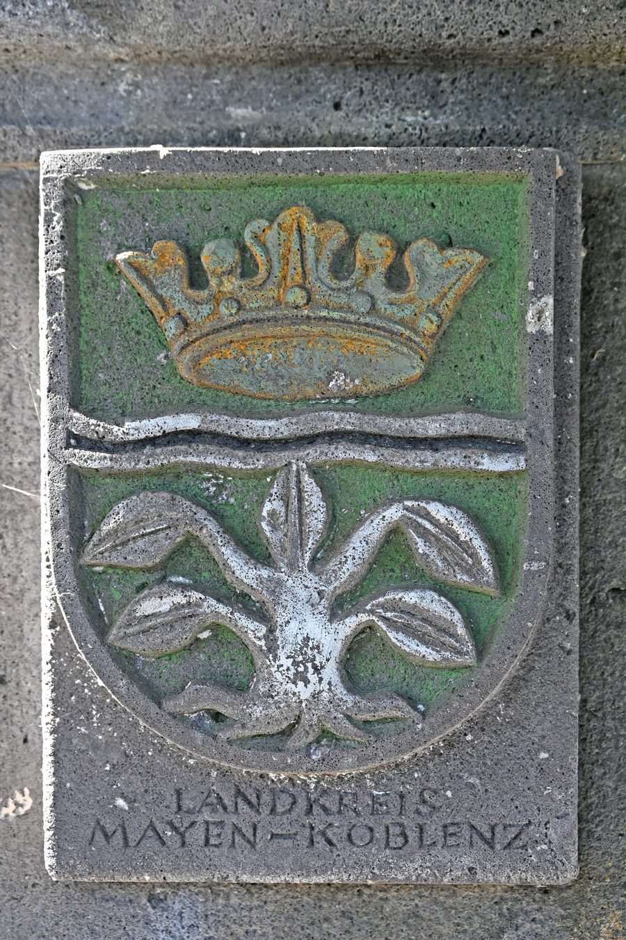 Königsstuhl a Rhens con lo stemma del circondario di Mayen-Koblenz