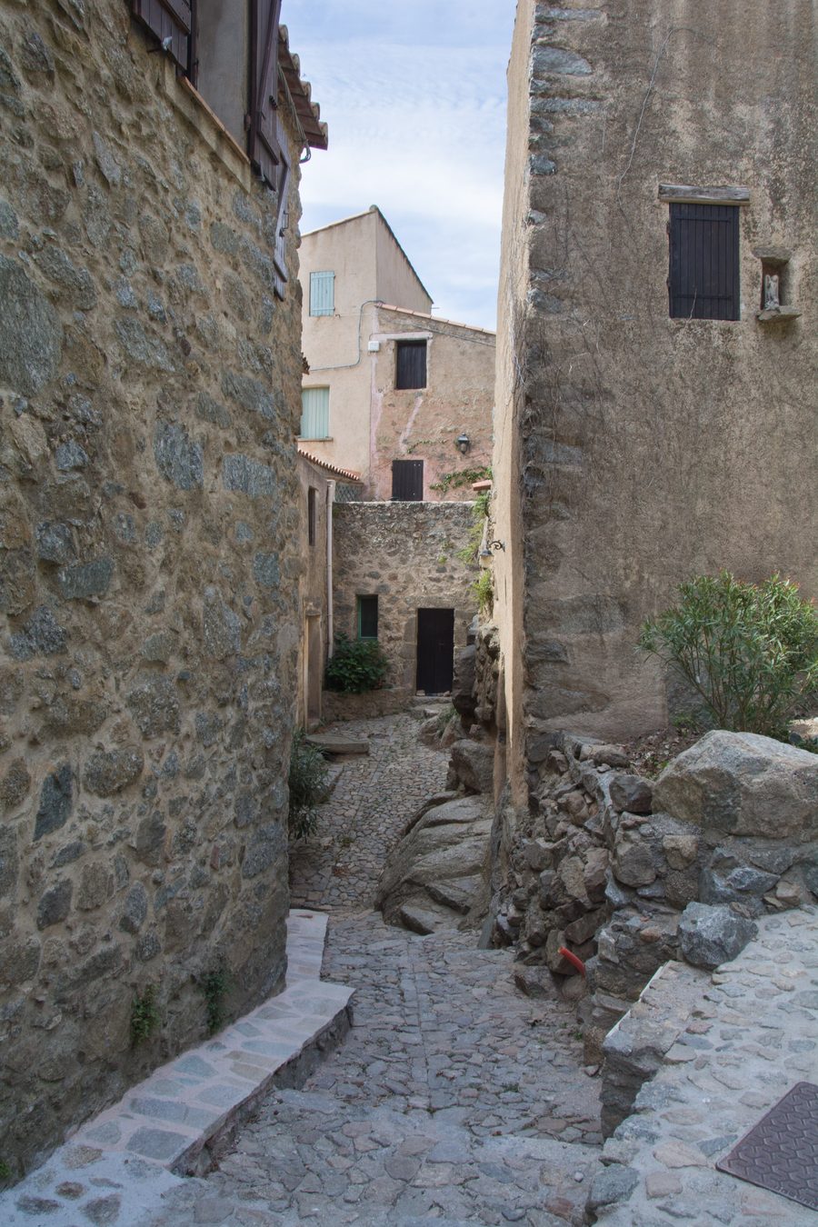 Strada stretta in discesa nel villaggio medievale di Sant'Antonino
