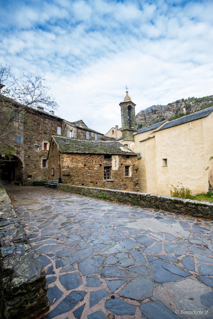 Ingresso del villaggio di Saliceto nel paesaggio montuoso dell'Haute-Corse