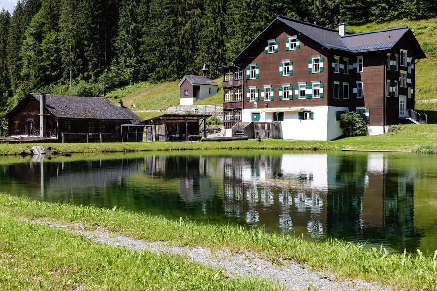 Locanda Bad Laterns con l’ex casa termale e la cappella Bad Innerlaterns
