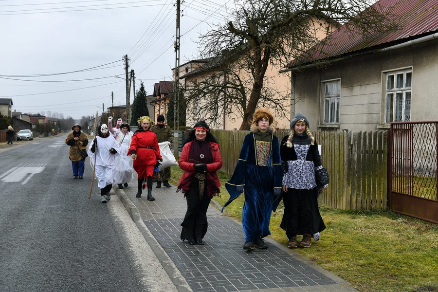 Processione di mascherati a carnevale a Hutki, Polonia
