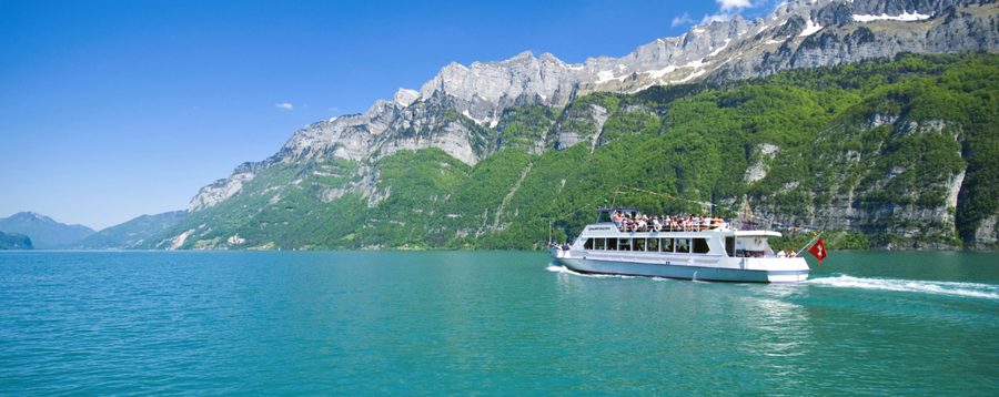 Battello del Lago di Walen MS Churfirsten sul Lago di Walen davanti alla catena dei Churfirsten