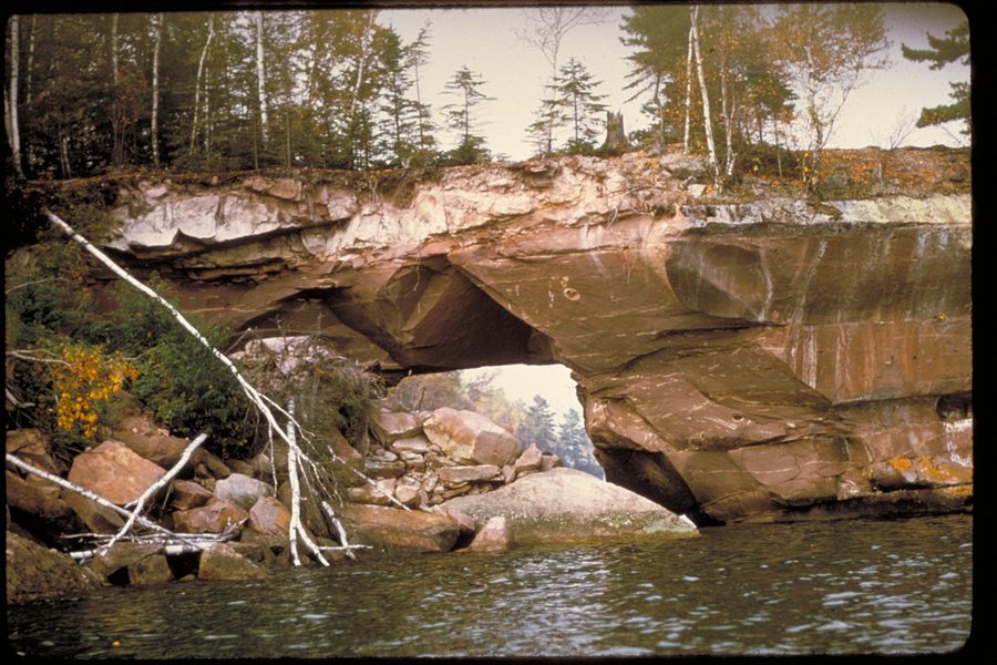 Costa rocciosa e grotte marine alle Apostle Islands National Lakeshore sul Lake Superior.