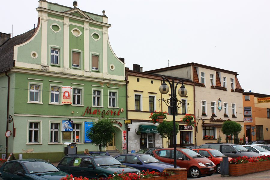 Rynek ed edifici del centro storico a Krapkowice