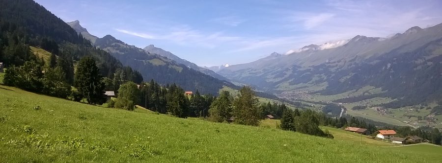 Vista dal sentiero panoramico sopra Reichenbach sulla Kandertal in direzione di Frutigen