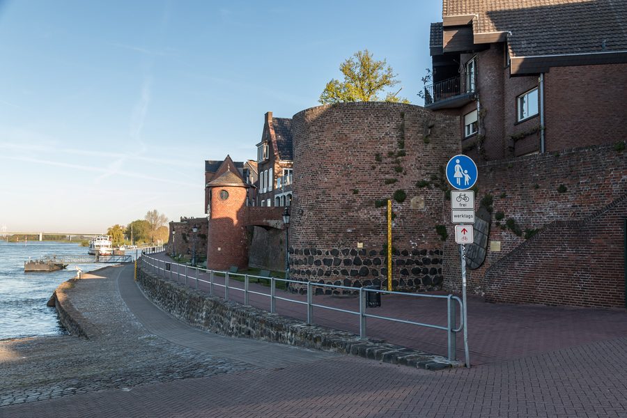 Lungofiume sul Reno a Rees con torre di misurazione del livello e antica torre doganale