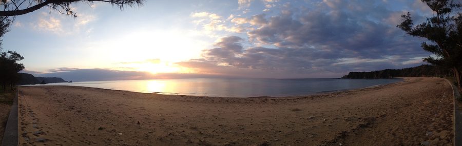 Spiaggia di Okinawa all’alba vicino ad Abu
