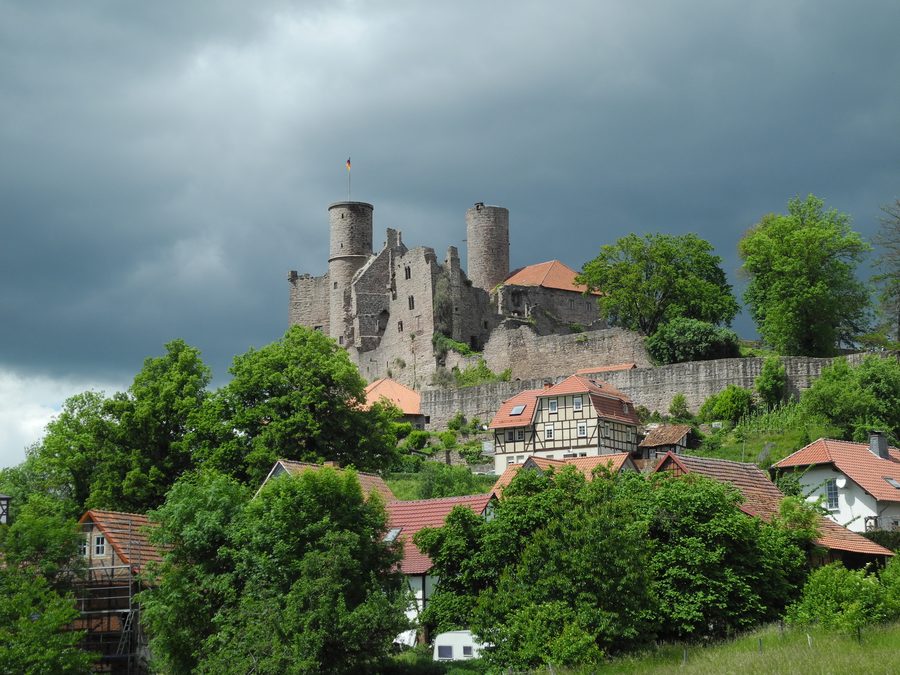 Castello di Hanstein presso Bornhagen nel circondario dell’Eichsfeld con il quartiere di Rimbach sullo sfondo