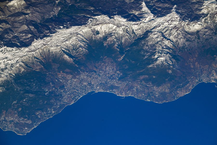 Yalta sulla costa meridionale della Crimea con le montagne di Crimea sullo sfondo, vista dallo spazio.